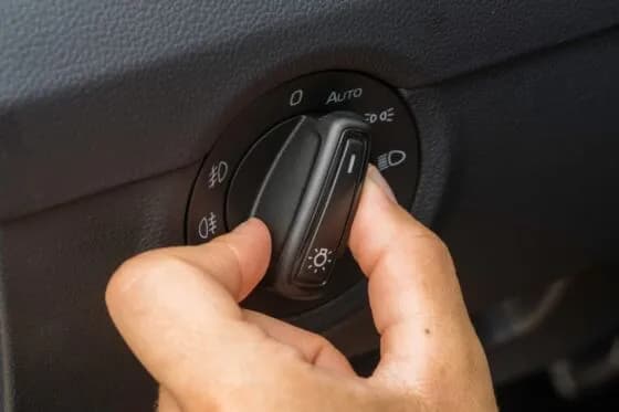 Jakie światła powinien mieć włączone samochód holowany, aby uniknąć kar?