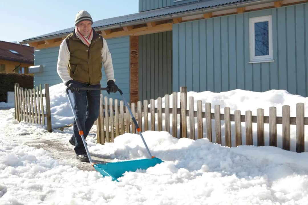 Kto odpowiada za odśnieżanie chodnika i dachu - właściciel czy najemca?