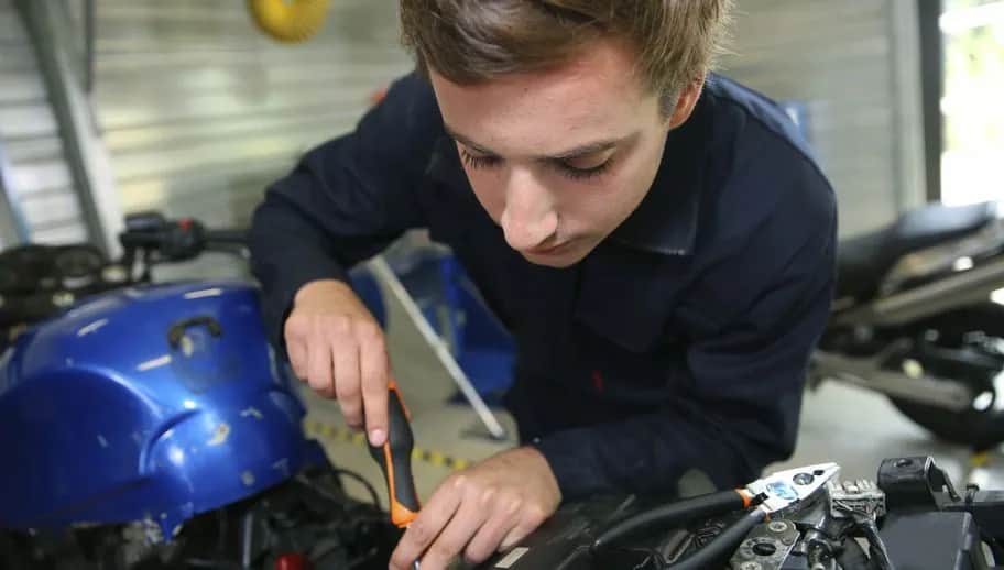 Co potrzebne do warsztatu motocyklowego? Niezbędne narzędzia i wyposażenie