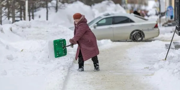Kiedy nie trzeba sprzątać chodnika? Poznaj ważne przepisy i wyjątki