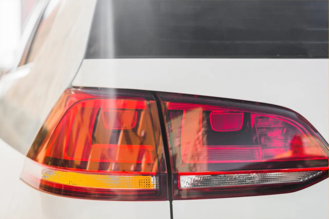 Jakie światła podczas holowania? Uniknij niebezpieczeństw na drodze