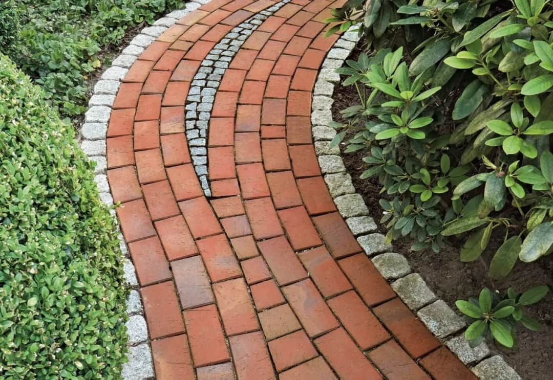 Z czego zrobić chodnik ogrodowy? Odkryj najlepsze materiały i porady