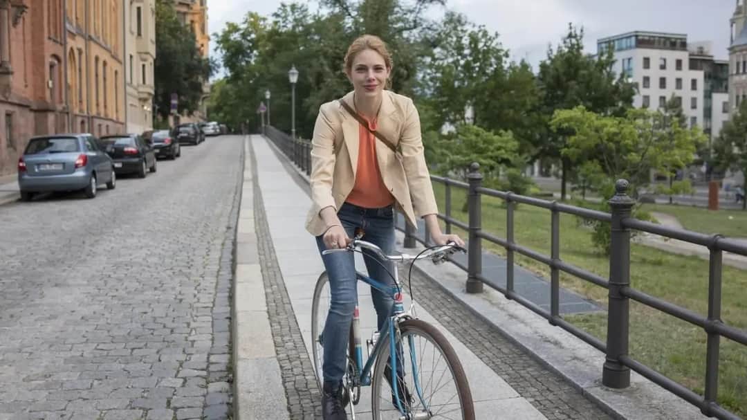 Rowerem po chodniku czy ulicy: poznaj zasady i uniknij mandatu