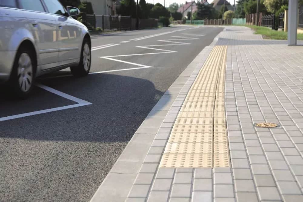 Ile chodnika dla pieszych? Kluczowe przepisy, które musisz znać