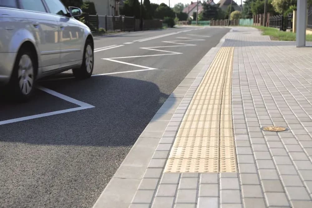 Ile chodnika dla pieszych? Kluczowe przepisy, które musisz znać