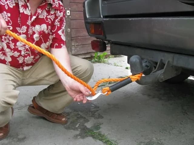 Jak prawidłowo holować auto, aby uniknąć niebezpieczeństw i kar