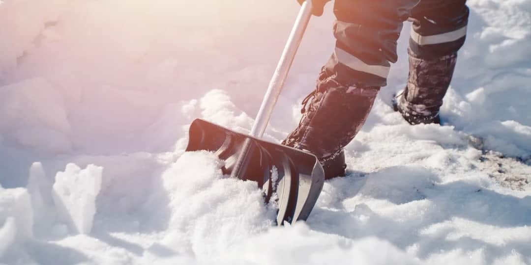 Kto powinien odśnieżać chodnik? Odpowiedzialność i konsekwencje