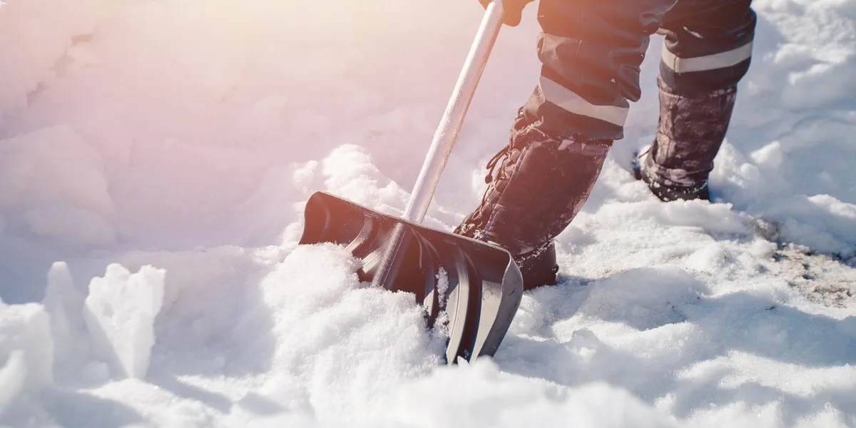 Kto powinien odśnieżać chodnik? Odpowiedzialność i konsekwencje